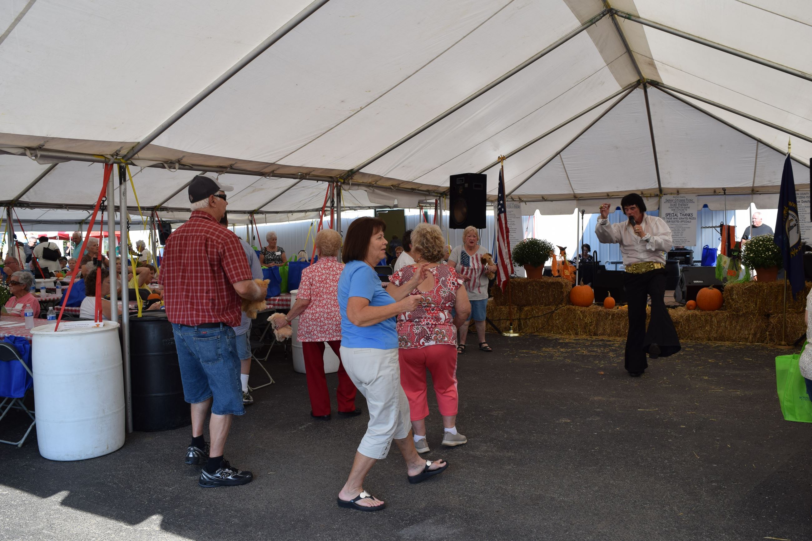 People dancing while a man sings 1